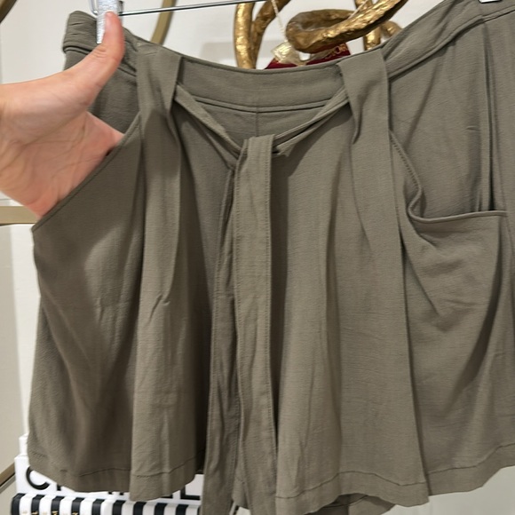 Pleaded Olive shorts - Picture 8 of 11